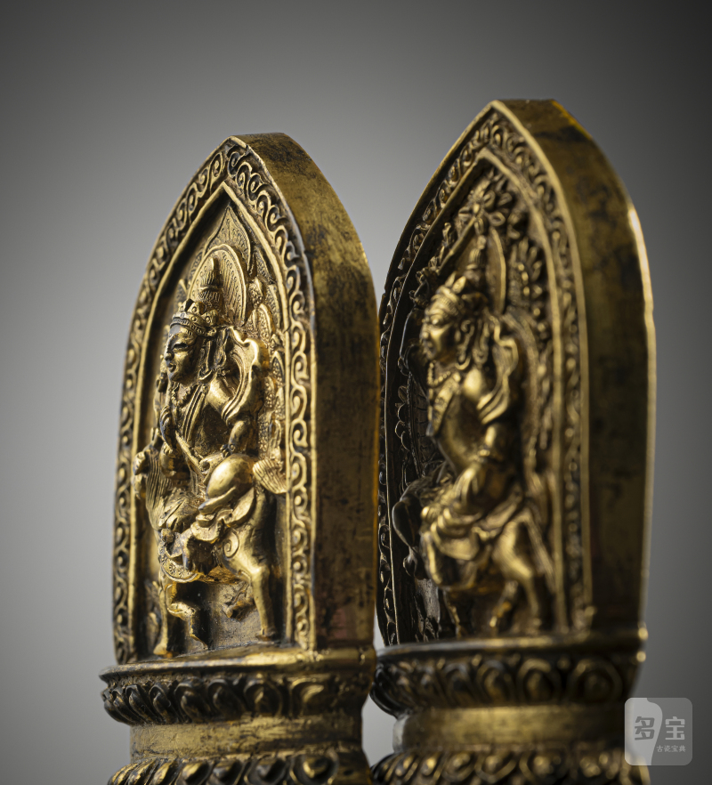 TWO FINE AND RARE GILT-BRONZE AMULETS - 图3